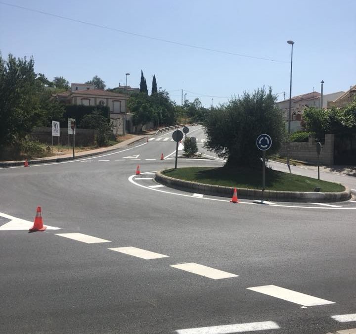 Concluyen los trabajos de señalización horizontal en el acceso a Castillo de Locubín