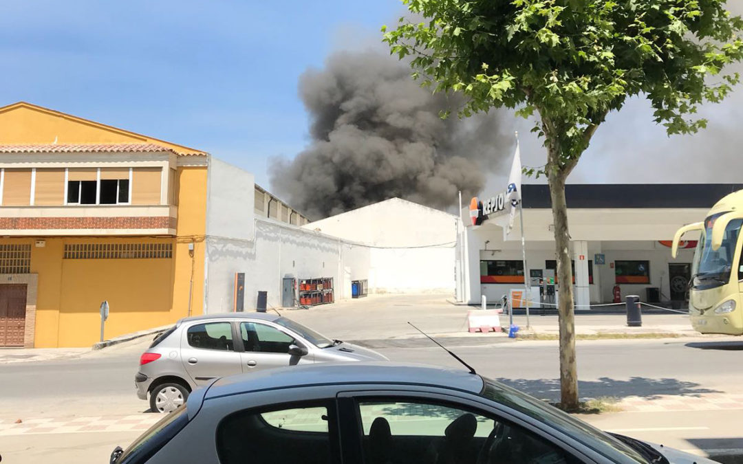Arde una nave de tapicería en la calle Fuente del Mármol
