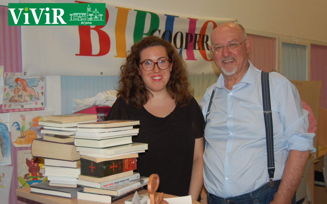 Juan Eslava Galán aumenta los fondos de la biblioteca de Arjona