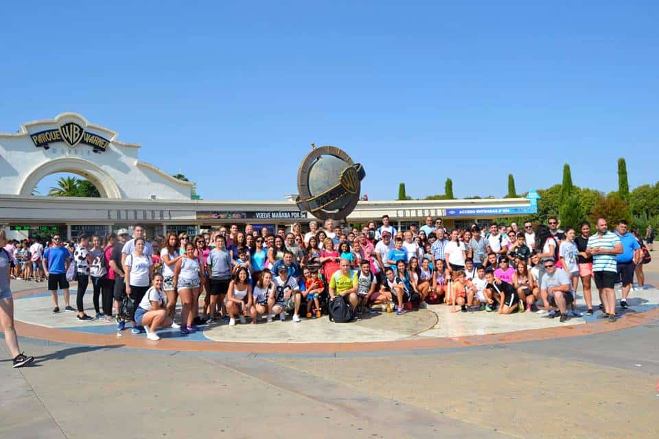 La A.M.C. Maestro Flores clausura el curso 2017-2018 con un viaje al parque Warner