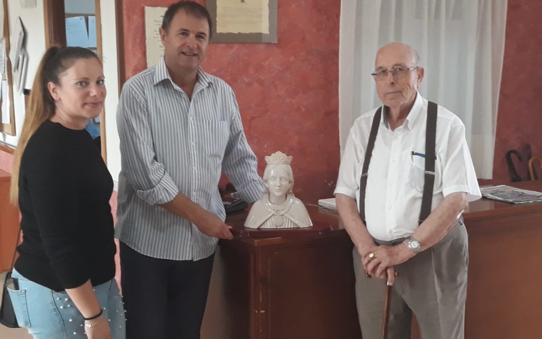 El escultor Miguel Peinado dona un busto de Santa Potenciana a la Residencia