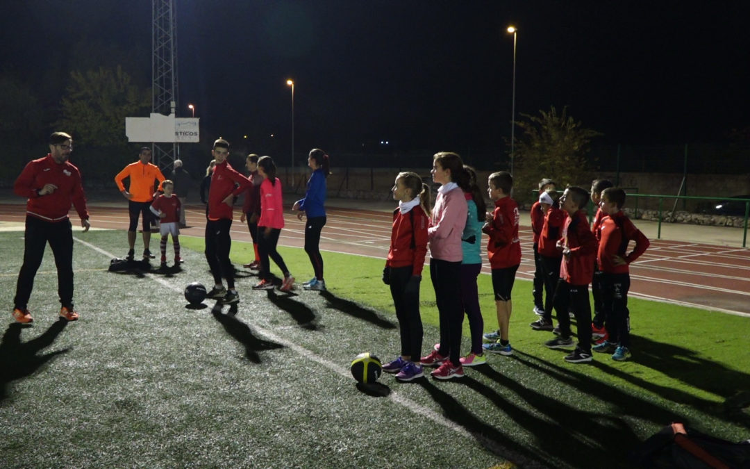 Los alumnos de la Escuela de Atletismo de La Zancada aprenden con las directrices de Javier del Arco