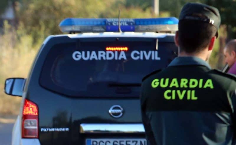 La Guardia Civil ha detenido a tres personas e investigado a otras cuatro por su implicación en la comisión de un supuesto delito de odio de índole racista y xenófobo