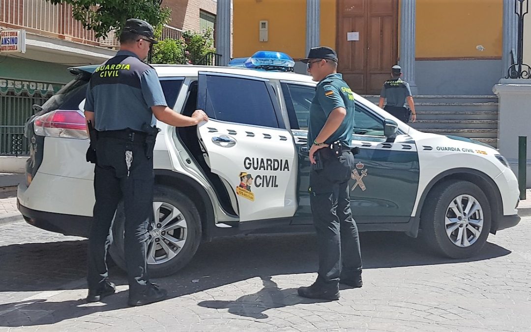 La Guardia Civil detiene a un carolinense por maltrato animal y robo