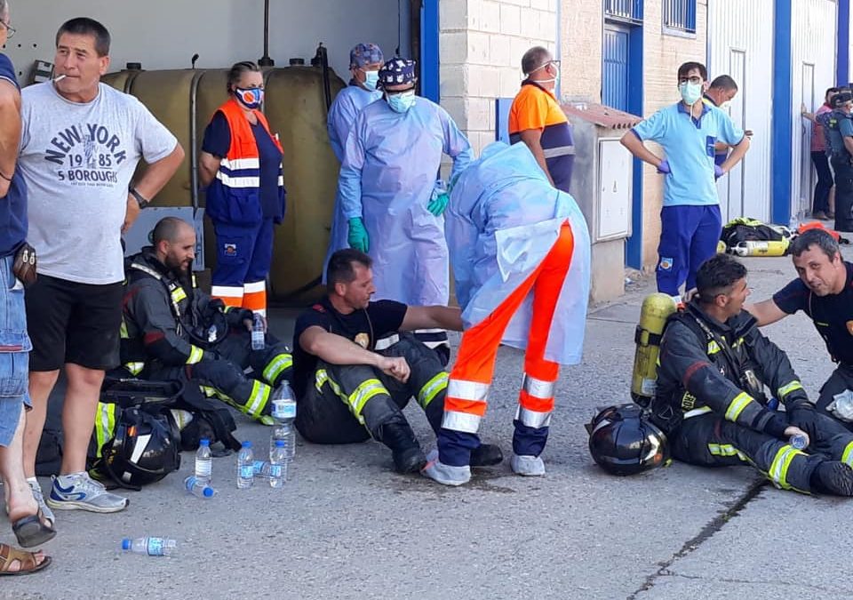 Siete naves afectadas en el incendio del polígono que Bomberos de Andújar ya da por extinguido
