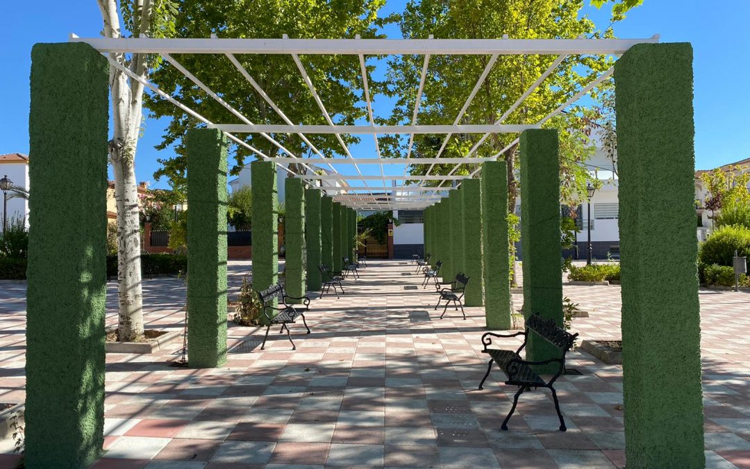 El Ayuntamiento acomete la reforma y limpieza de la Plaza de la Campiña