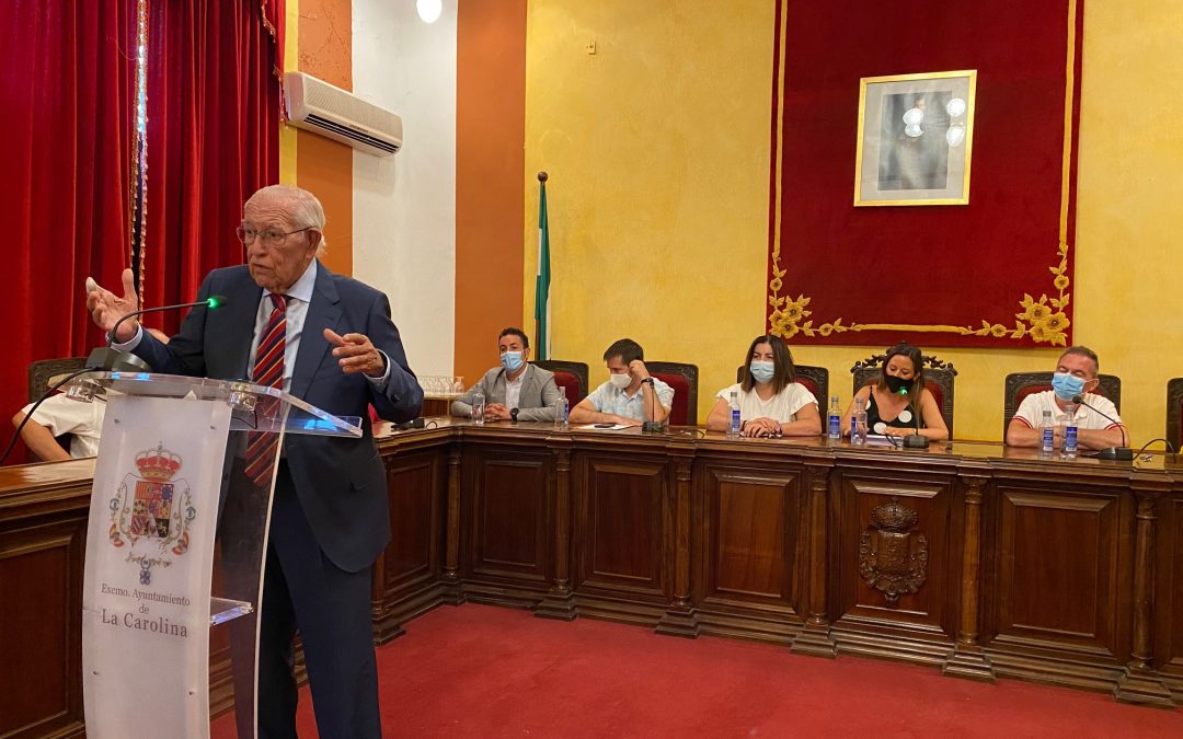 El pleno reconoce la labor de José Luis García Lomas