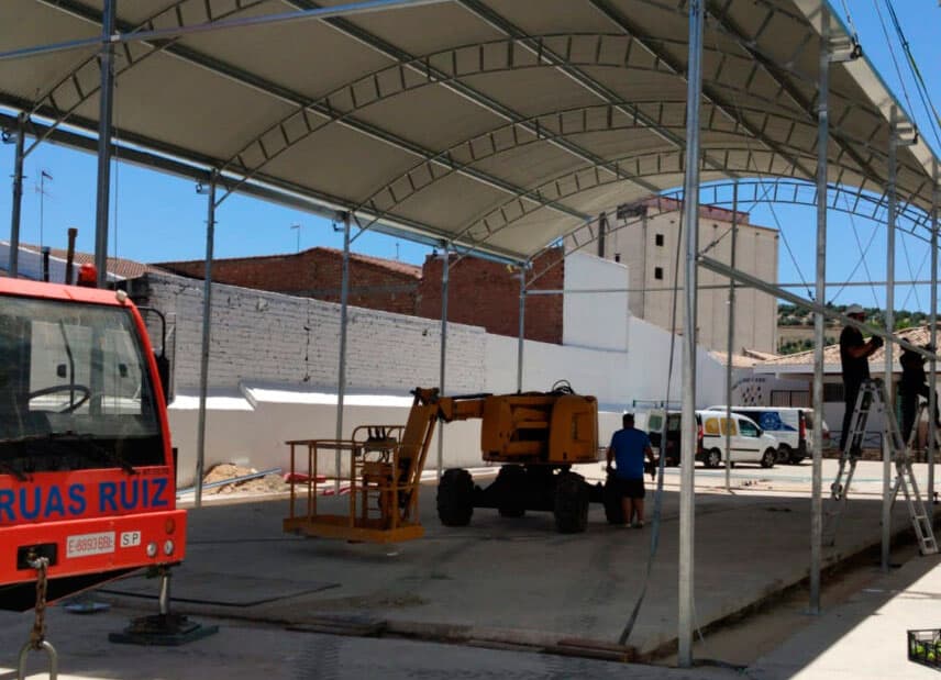 El Ayuntamiento de Villanueva instala una cubierta al patio del colegio Santa Potenciana