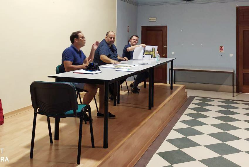 Reunión con vecinos para abordar el proyecto de remodelación de Parque Augusto