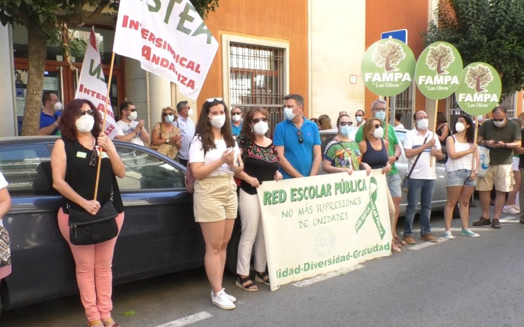 Manifestación ante Educación por los”recortes en centros públicos”