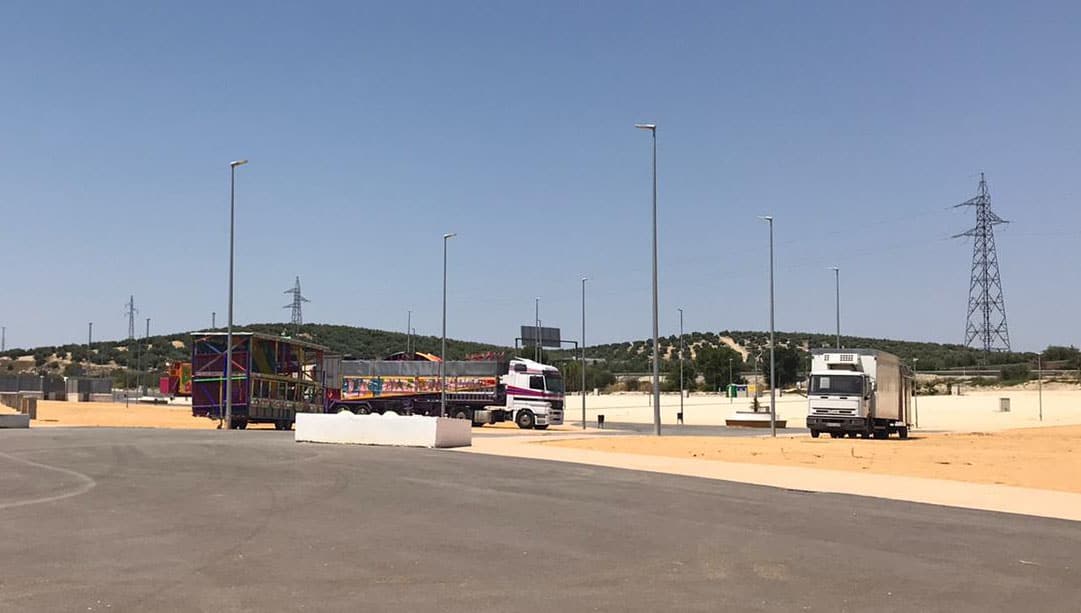 La implantación de las atracciones de los feriantes en Torredelcampo durante el verano da un paso más