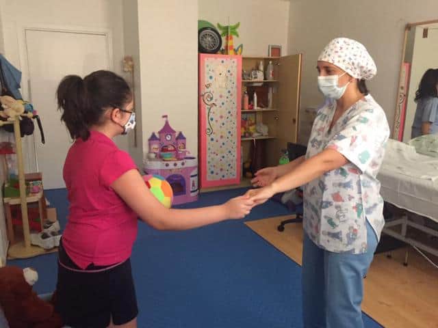 El Hospital de San Agustín atiende a 35 niños al día en rehabilitación infantil