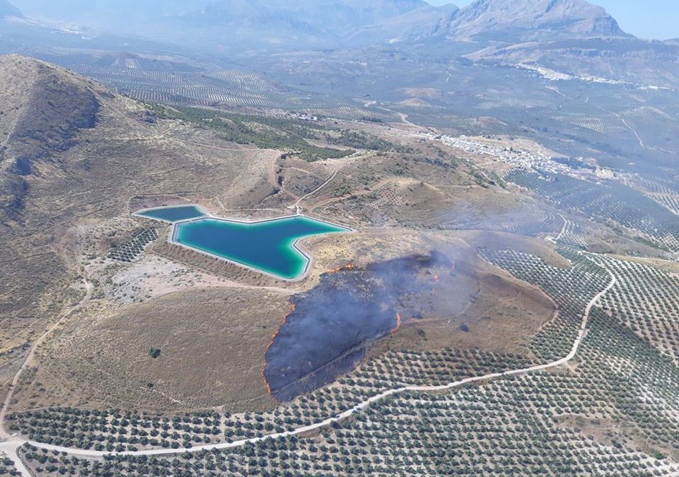 El INFOCA declara un incendio en Bedmar en el que participan tres helicópteros
