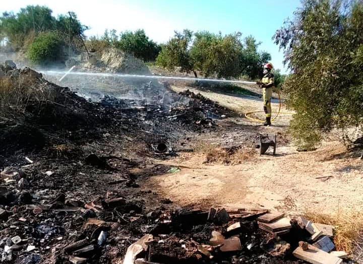 Incendio en una escombrera ilegal en la carretera de Villardompardo