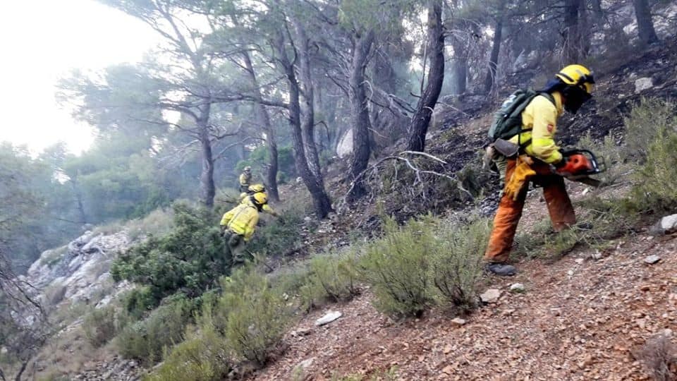 El incendio en el Parque Natural de Cazorla sigue activo, aunque controlado, con 14 bomberos forestales actuando