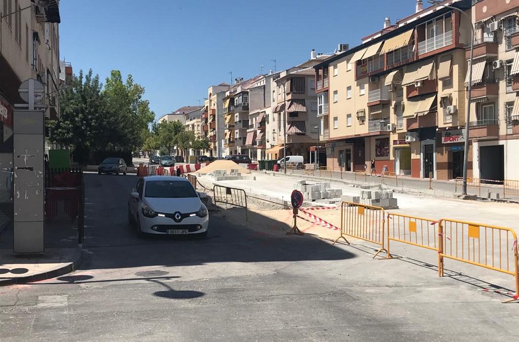 Adelante Torredelcampo denuncia en una nota de prensa su disconformidad por la retirada de árboles de la calle San Bartolomé, donde se está construyendo la rotonda.