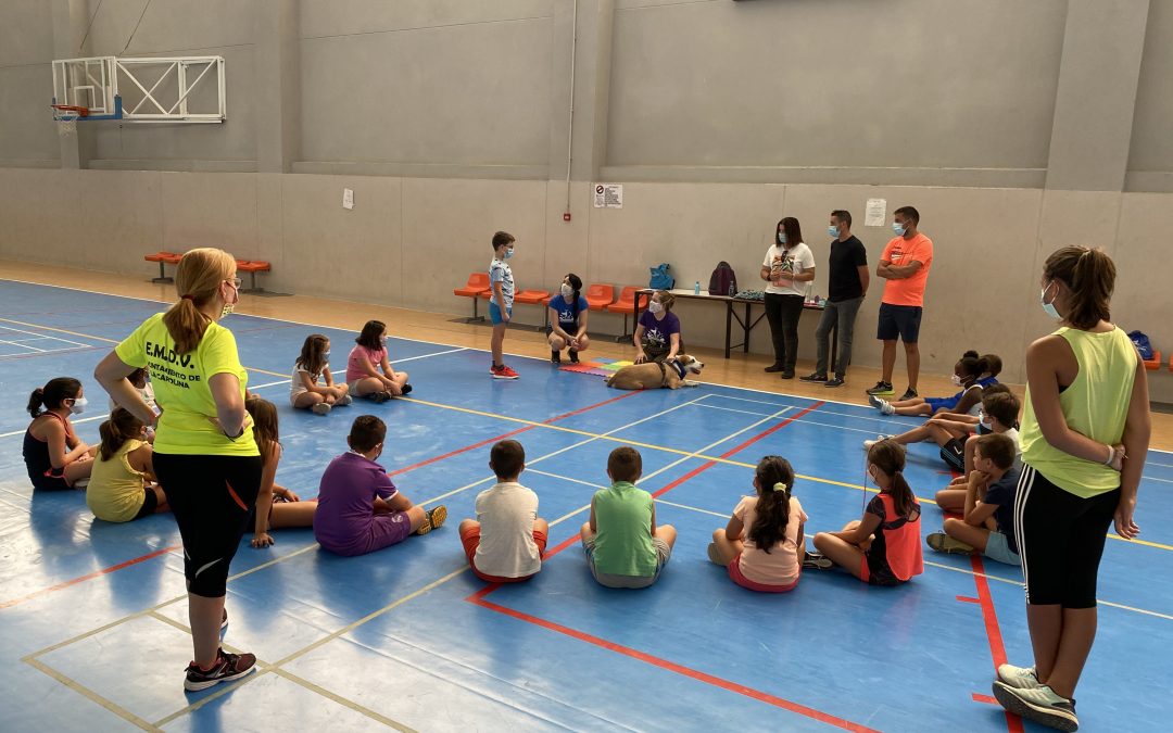 El taller ‘Perruneando’ inculca el respeto a los animales