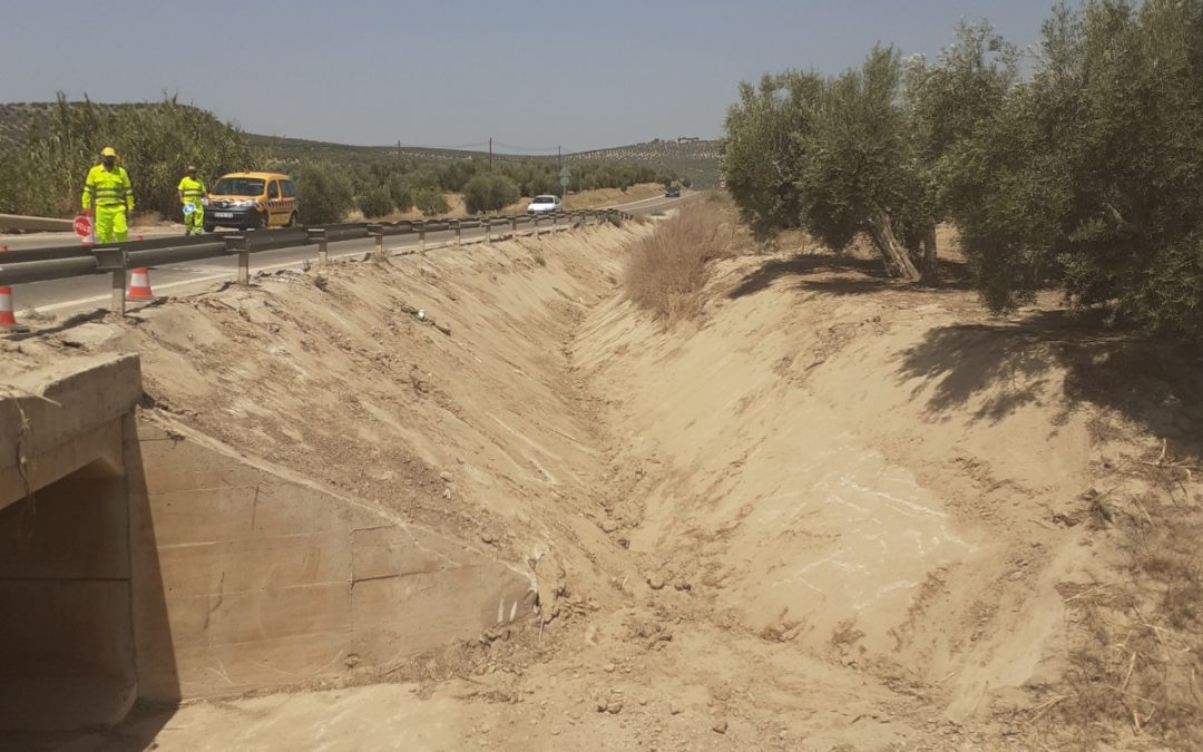 Fomento acondiciona los sistemas de drenaje afectados por lluvias de la A-6175 en Lopera