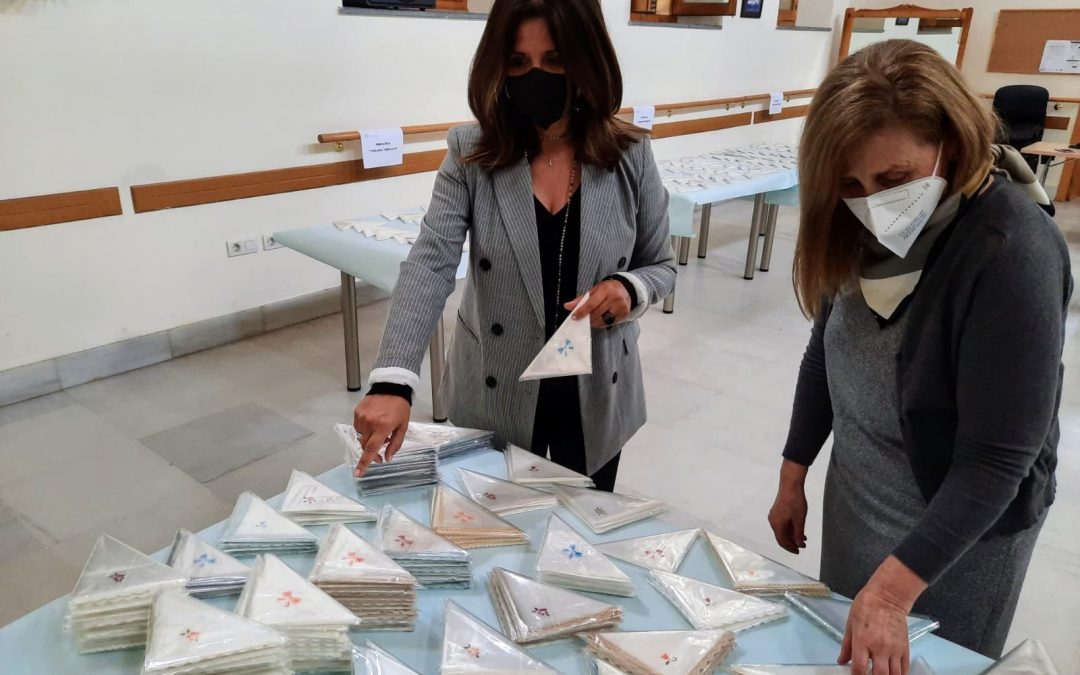 Los mayores de Linares confeccionan 400 pañuelos para el Día de la Madre