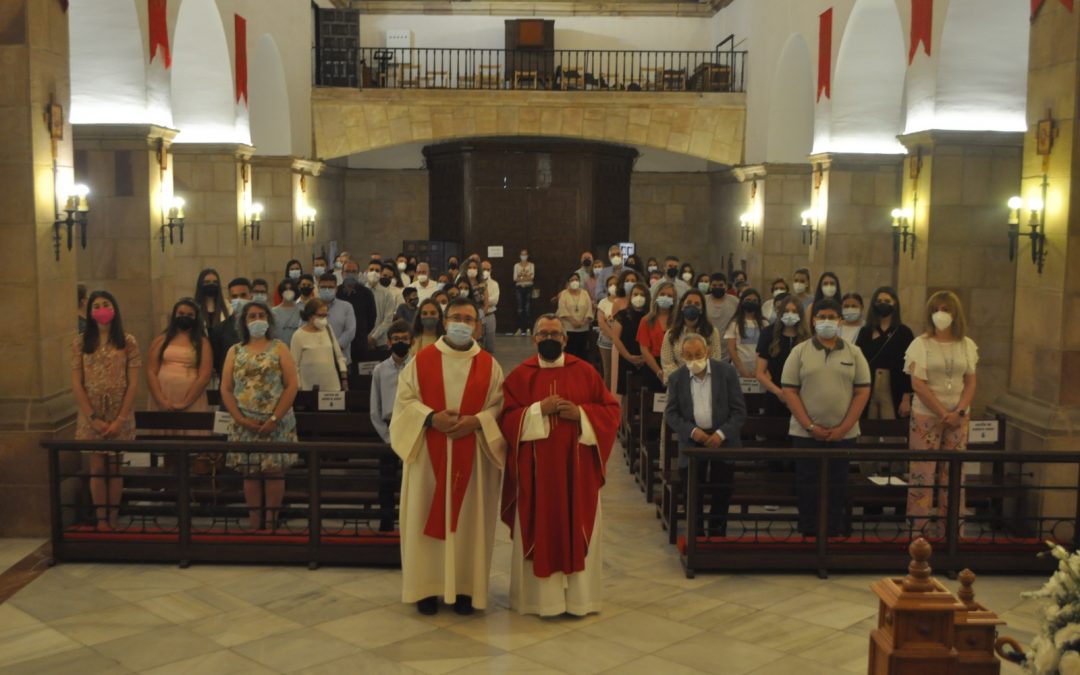 Confirmación de veinticinco fieles en la Santa Cruz de Linares