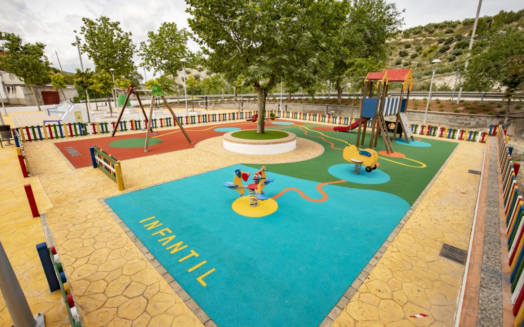 Nuevo pavimento en el parque infantil de Los Noguerones