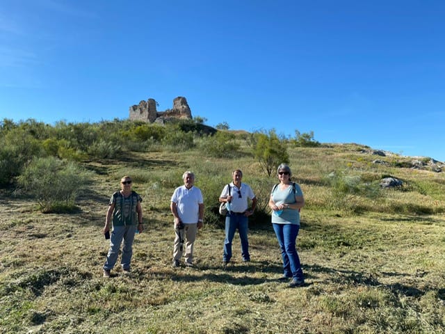 Tareas de limpieza y desbroce en el entorno del Castillo de La Peña