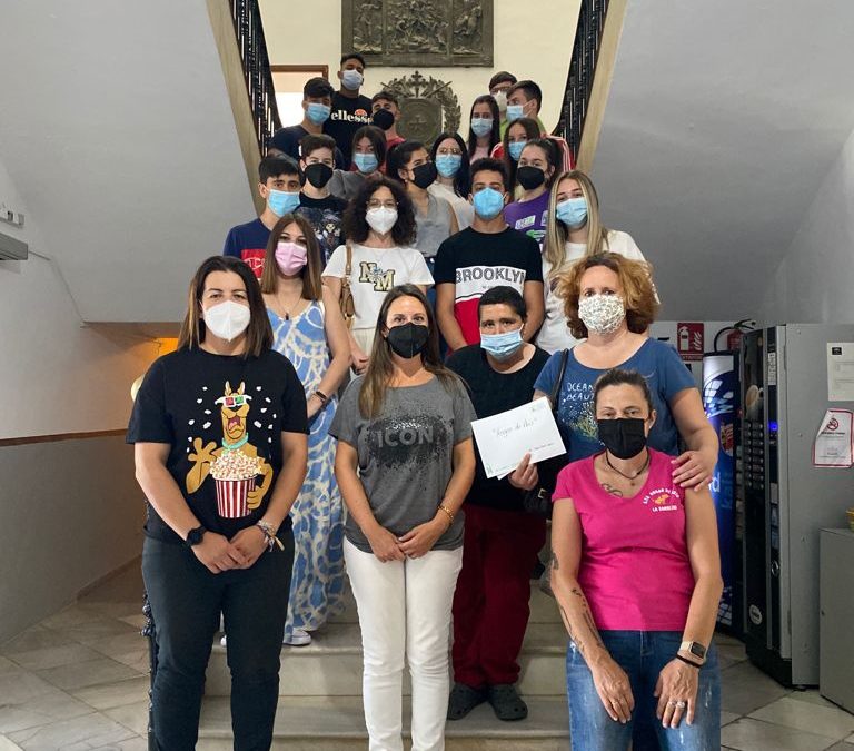 El alumnado del IES Juan Pérez Creus dona 305 euros a la protectora de animales