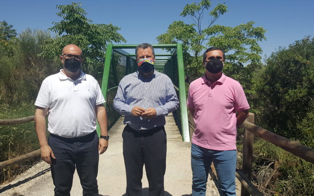 La pasarela de la Vía Verde de Torredonjimeno queda pintada y acondicionada