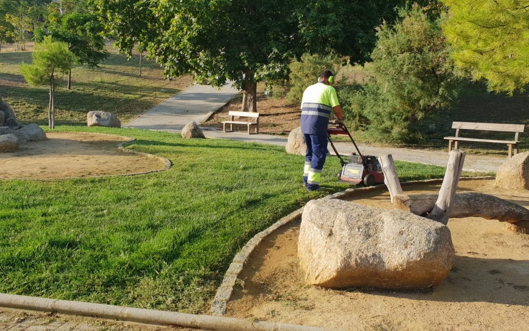 El Ayuntamiento de Jaén continúa con las labores de mantenimiento de parques y jardines de la capital