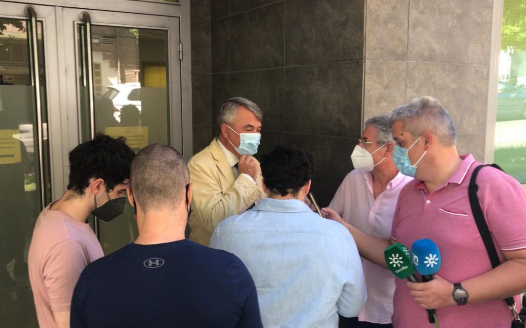 El nuevo y mediático abogado de Andrés Rodríguez, Agustín Martínez Becerra, consigue suspender la declaración ante el juez