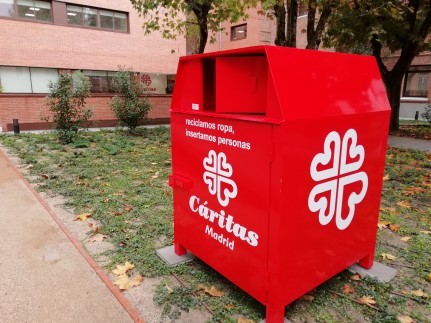 Los contenedores de Cáritas recibieron 500 toneladas de ropa hasta el mes de julio