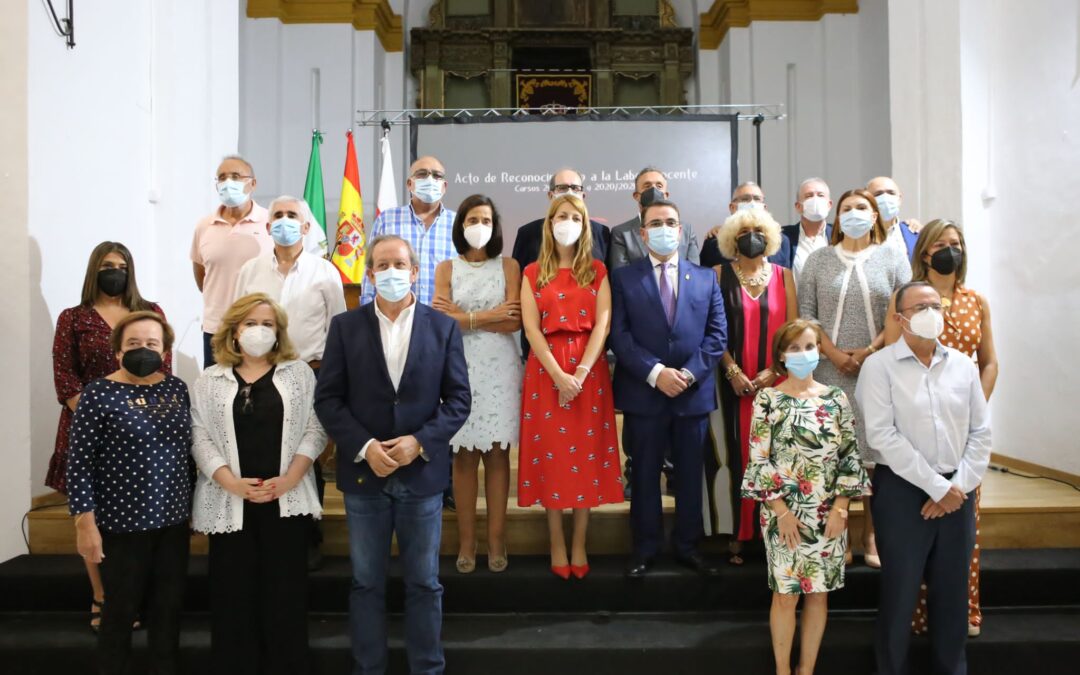 Reconocimiento a la trayectoria de dieciséis docentes jubilados