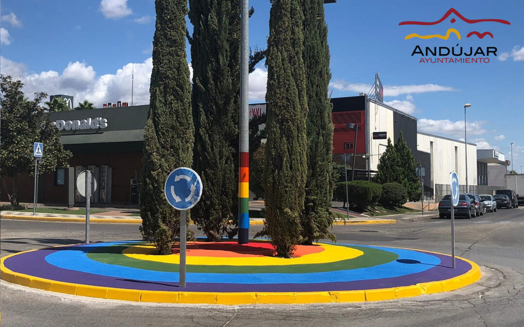 El Ayuntamiento de Andújar dedica una rotonda al colectivo LGTBI en la avenida de Estrasburgo