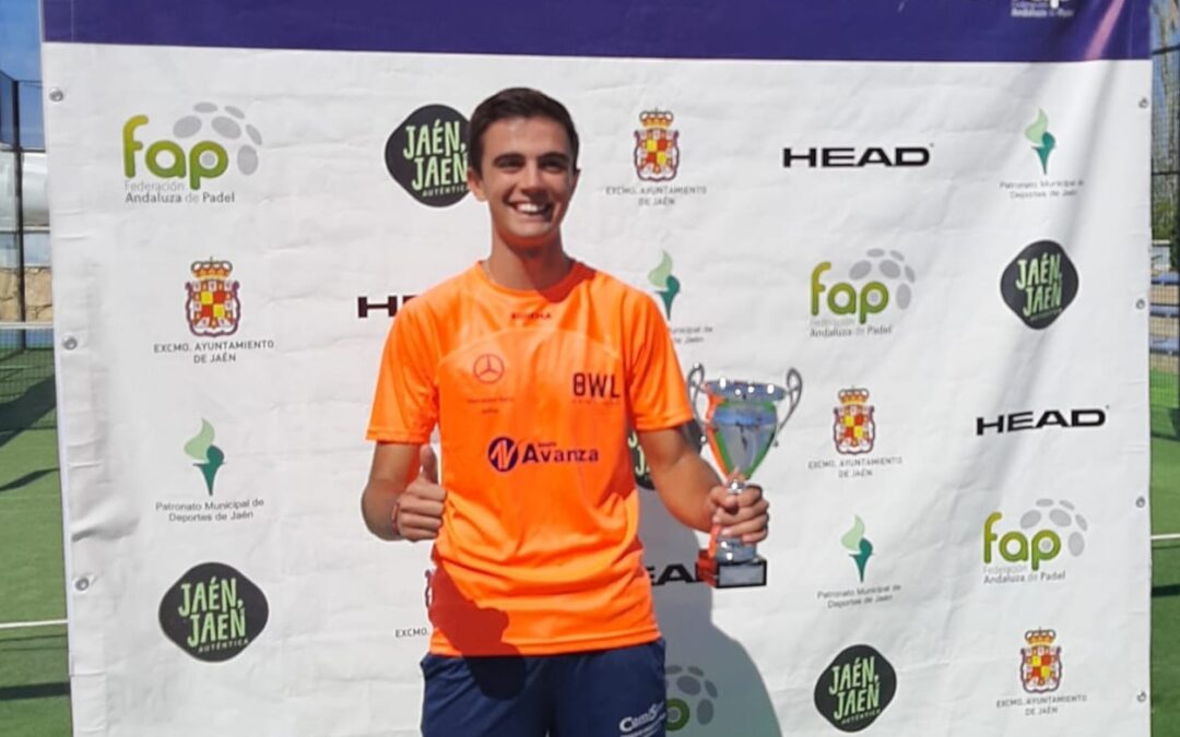 Javier Ureña, campeón provincial absoluto de pádel por equipos con el OWL Smart Club y con solo 16 años