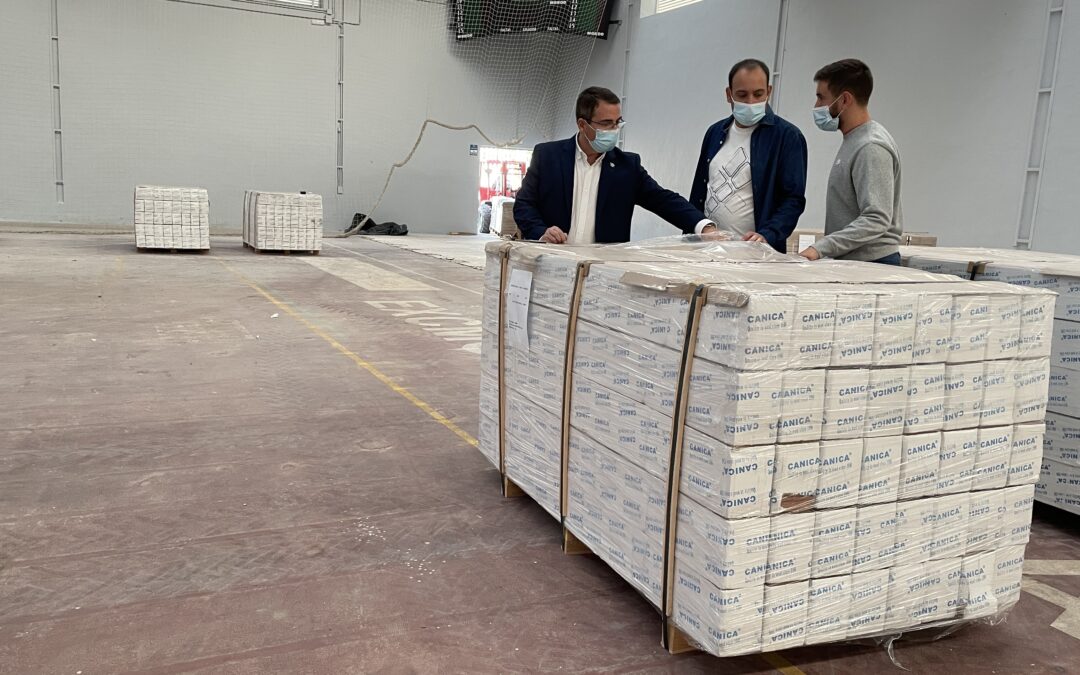 El Ayuntamiento de Andújar prosigue la intervención en el parqué del pabellón municipal