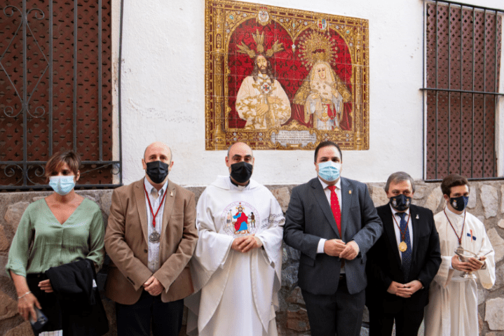 Azulejo conmemorativo del 75 Aniversario de la Hermandad Cautivo y Trinidad de Martos