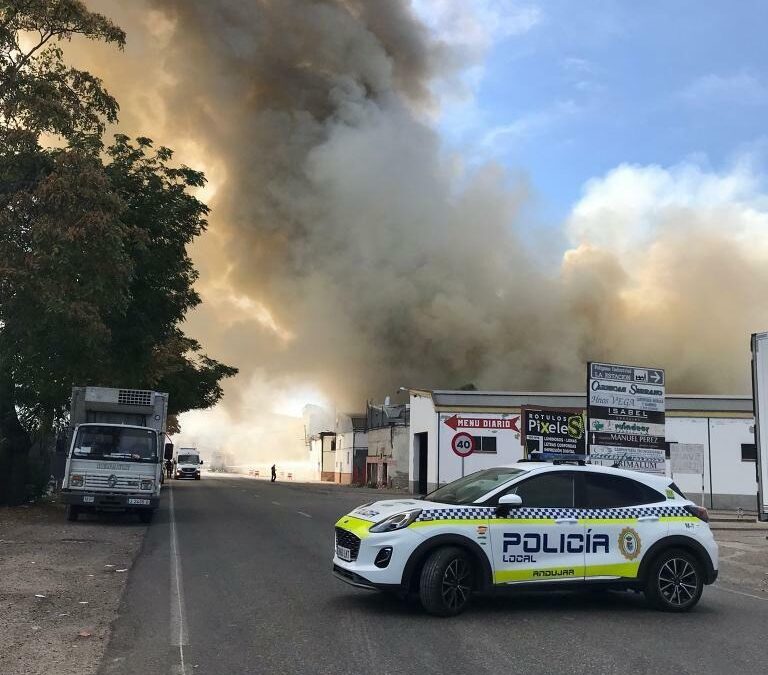 Un incendio en una nave de Andújar provoca daños en otras dos aledañas