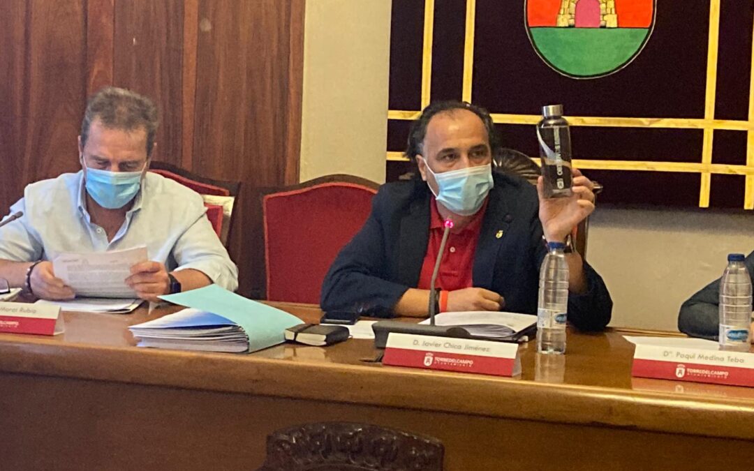 Torredelcampo sustituye las botellas de plástico en los plenos municipales
