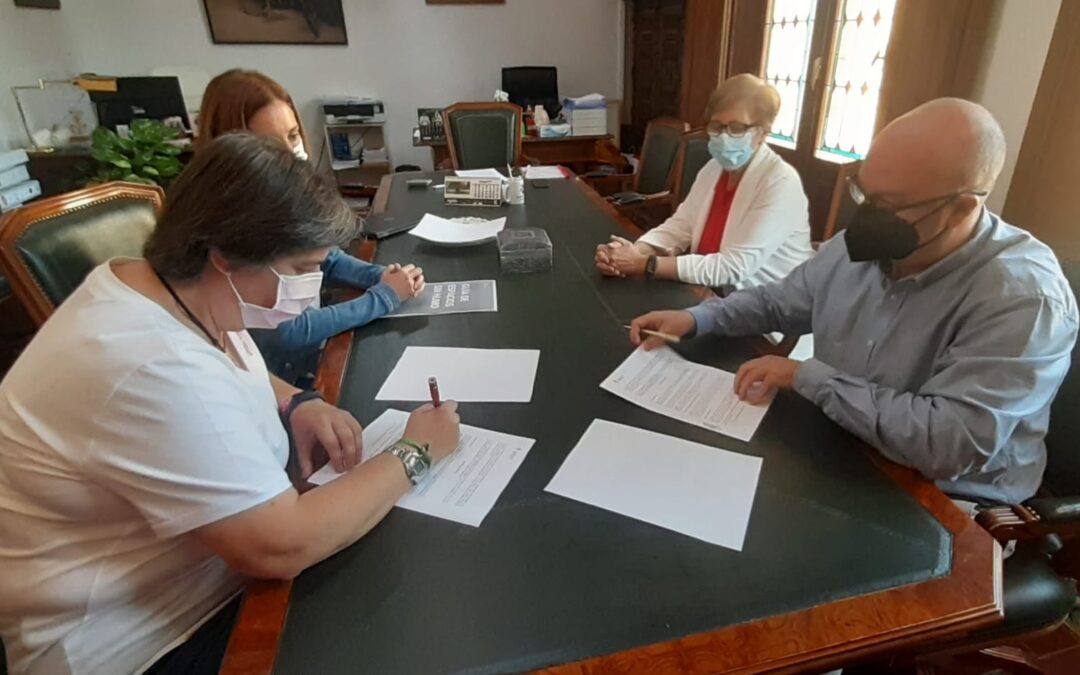 El Ayuntamiento y la Asociación Española contra el Cáncer firman un convenio que generará más espacios sin humos