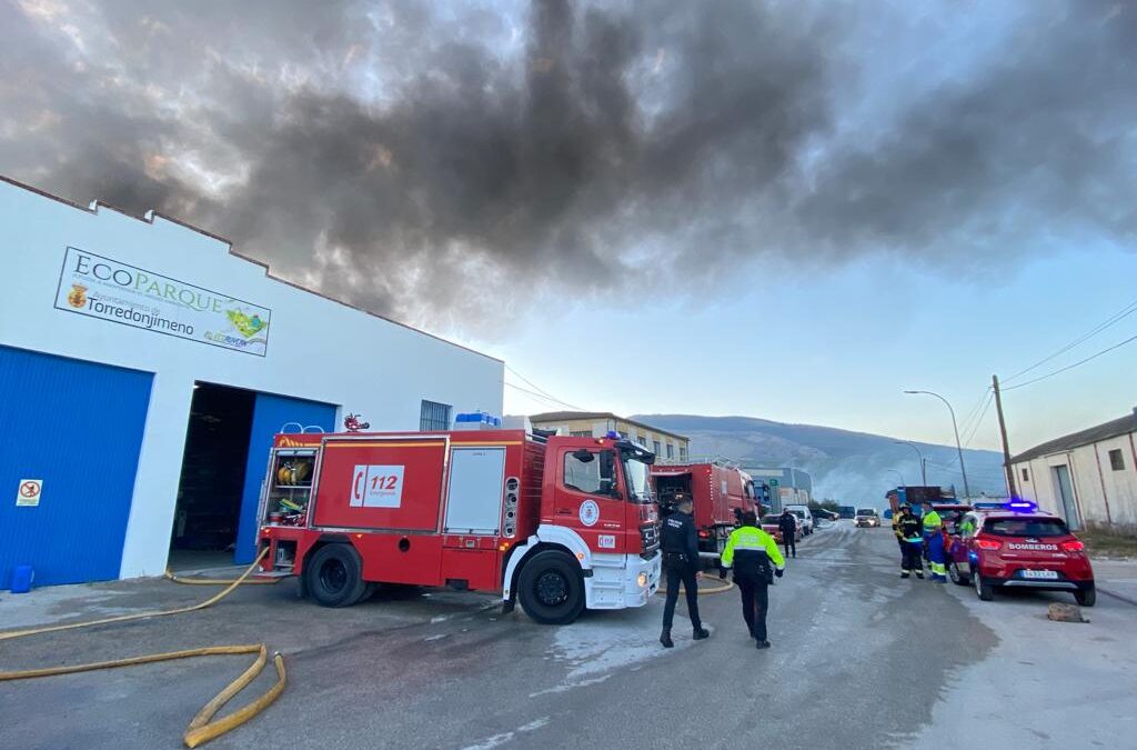 Las autoridades aconsejan a la ciudadanía de Torredonjimeno evitar la exposición y permanecer en casa por la posible toxicidad del humo del incendio en el Polígono Mirabueno