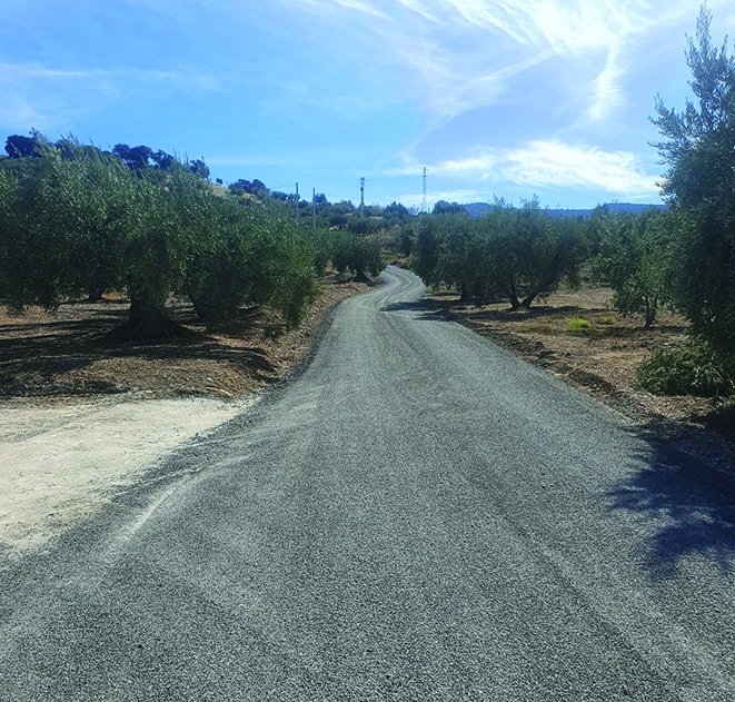 Trabajos de mejora de caminos rurales en Castillo de Locubín
