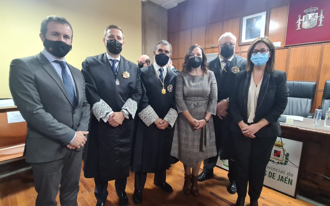 Lorenzo del Río recibe la Toga de Plata en el 150 aniversario del Colegio de Procuradores