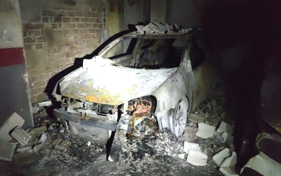 Los Bomberos sofocan un complicado incendio en un garaje de la calle Esteban Ramírez