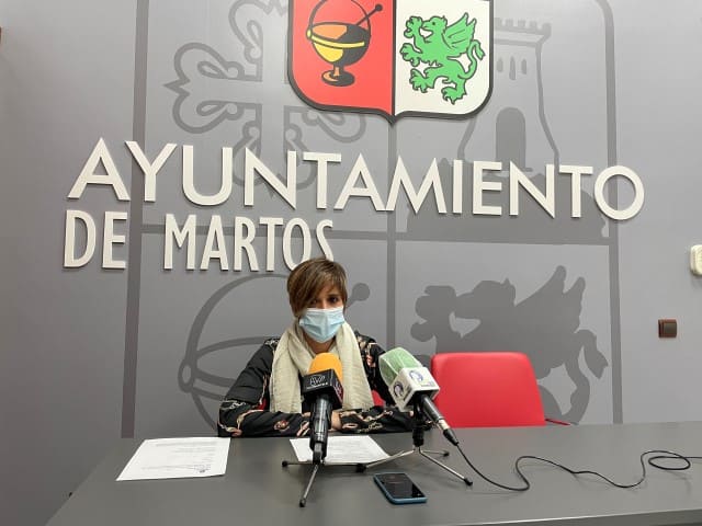 Martos viste sus fachadas y balcones para recibir la Navidad