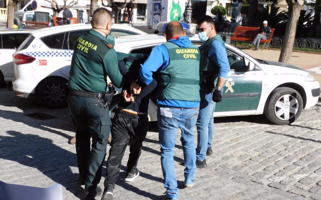 La Guardia Civil detiene a un joven de Martos acusado de robar de forma violenta a una anciana en Torredelcampo