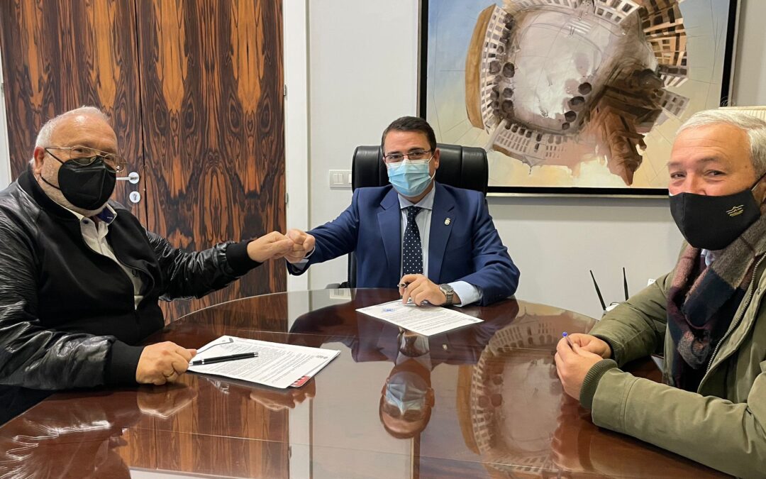 El Ayuntamiento de Andújar mantiene su compromiso con las Cofradías de la ciudad a través de la renovación del convenio con la Agrupación de Hermandades
