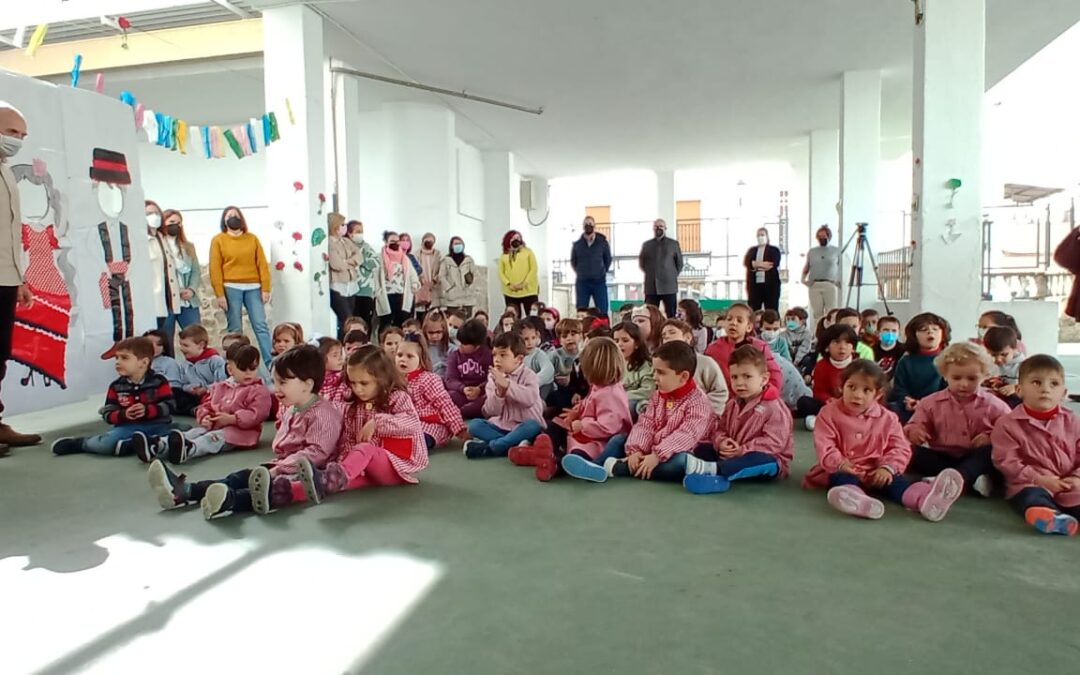 Torredonjimeno reparte 2.700 hoyos en la comunidad educativa con motivo del Día de Andalucía