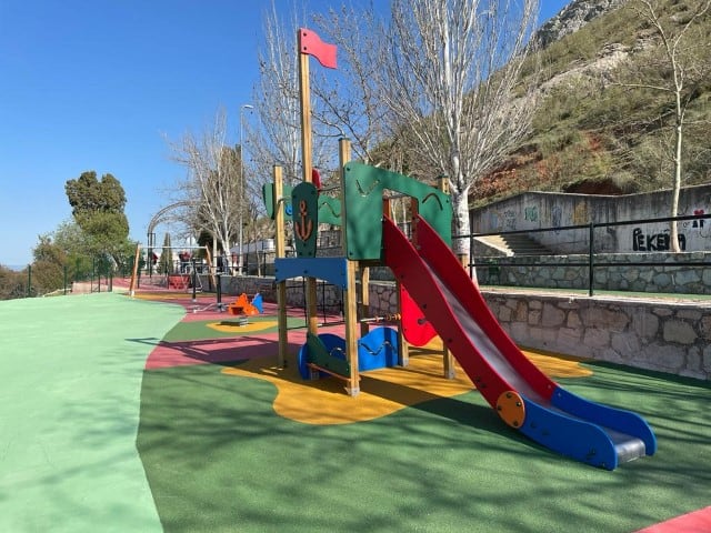 Martos estrena parque infantil en «El Calvario»