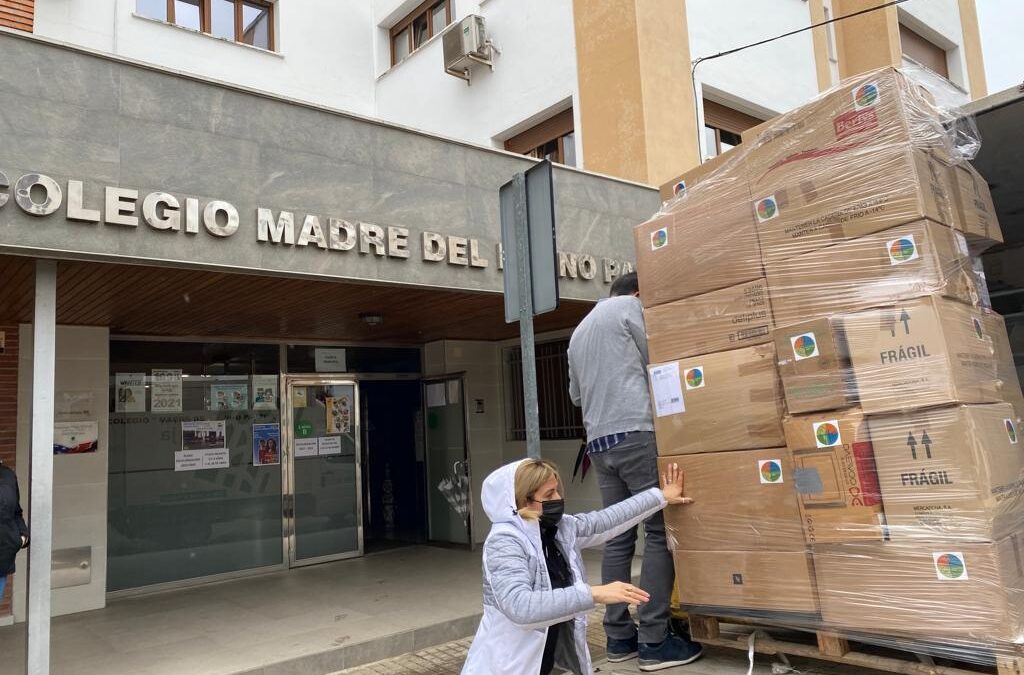 El colegio Madre del Divino Pastor envía 8 pallets de ayuda humanitaria a Ucrania