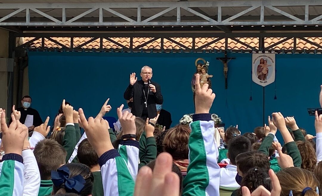 El obispo de Jaén visitó el colegio «La Inmaculada Concepción» de Linares